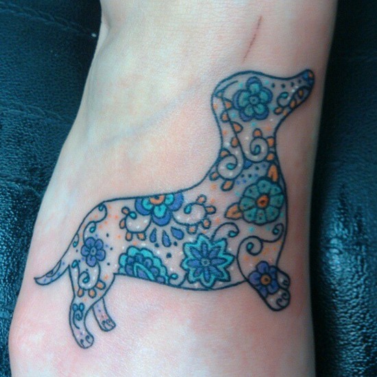 tatuajes sobre perros de color